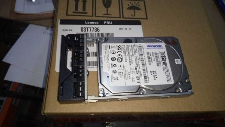 Жесткий диск Lenovo 1x300Gb SAS 10K 67Y2619 Hot Swapp 2.5"