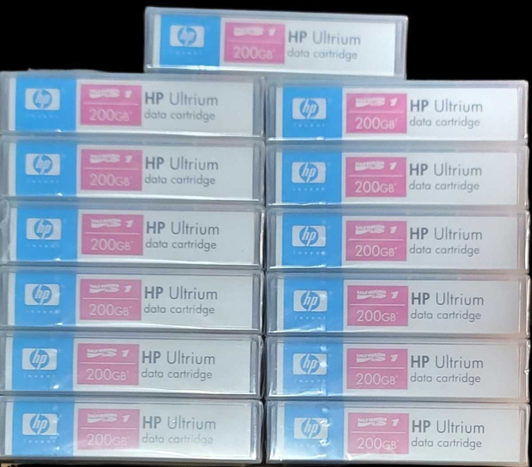 HP Ultrium 200GB Storage Media Kit (20 data cartridges, 1 cleaning cartridge, 1 media case, colored labels and tape backup guide)  7A