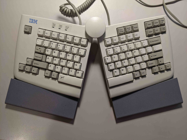 IBM KEYBOARD GER 15' IBM KEYBOARD GER 15'